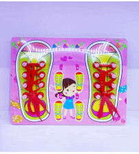 女孩绑鞋带